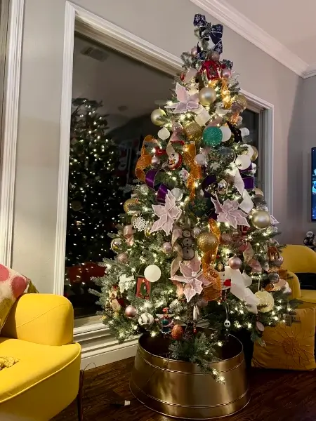 Beautiful and professionally decorated Christmas tree in a living room by Dooley Designs by Kim.